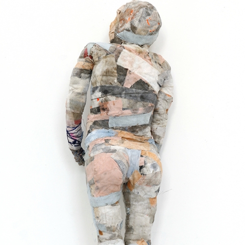 heavyburdenrugzijde2026sculptuurvanoudelakensenstijfsel80x23x22cm mg 2627kopiren